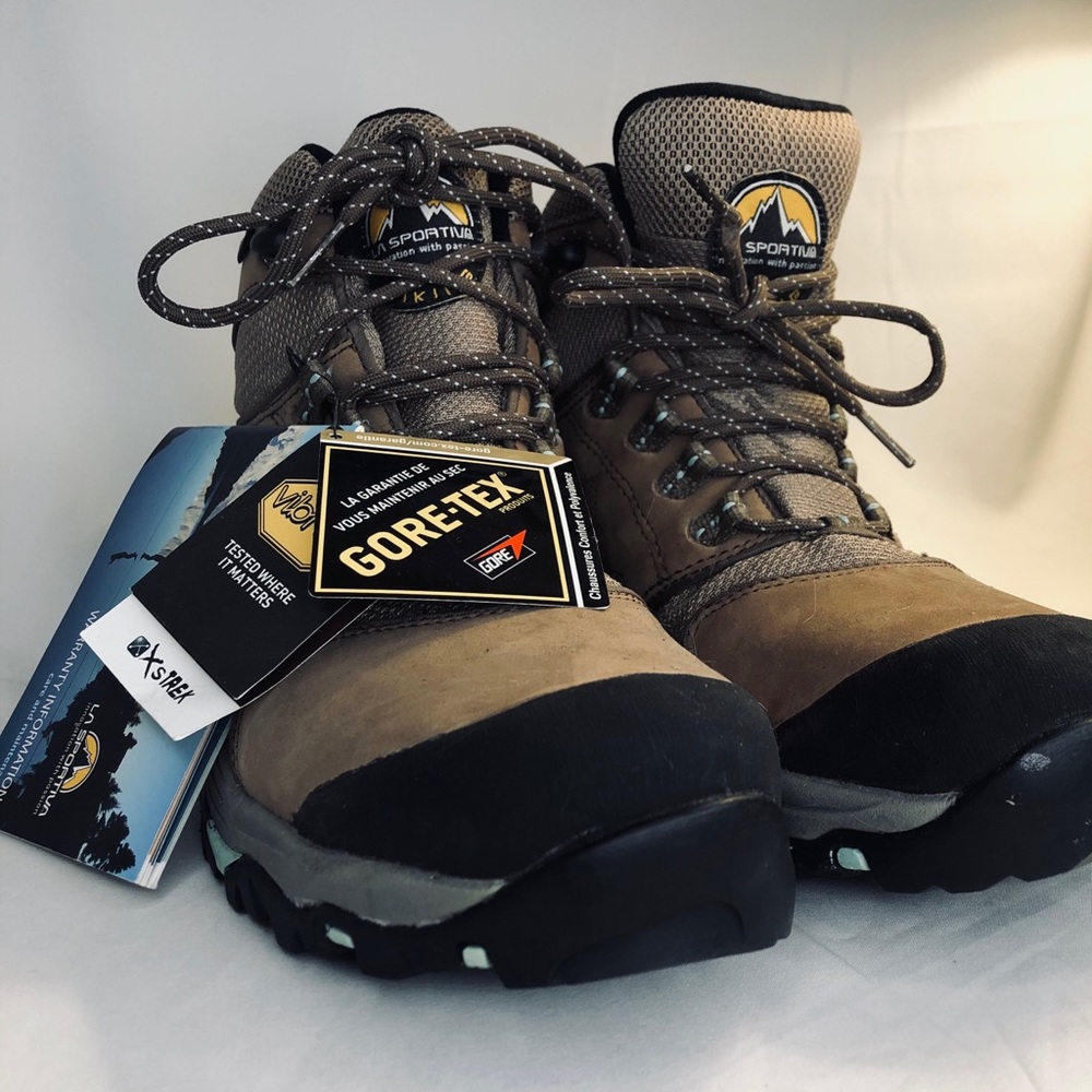 // LA SPORTIVA HIKING BOOTS : W8.5 : NEVER WORN //